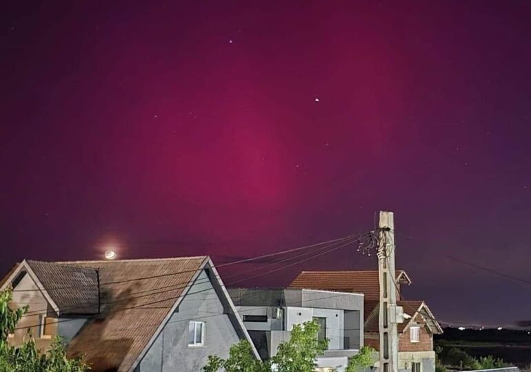 Imagini spectaculoase cu aurola boreală văzute din România. De ce e roșie și nu verde. Furtuna solară ține tot weekendul