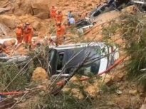O autostradă s-a surpat și a înghițit zeci de mașini, în China: 19 oameni au murit (Foto&Video)