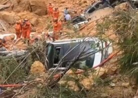 O autostradă s-a surpat și a înghițit zeci de mașini, în China: 19 oameni au murit (Foto&Video)