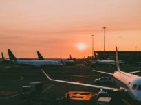 Atacurile asupra Iranului paralizează aviația din Orientul Mijlociu. Mii de zboruri anulate, sute de mii de pasageri blocați