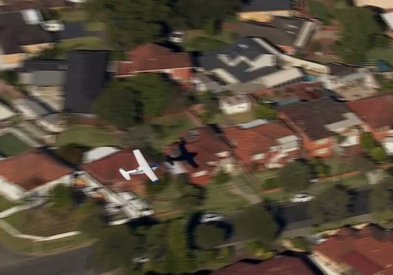 Un avion a aterizat forțat după ce a trecut razant peste casele unui cartier din Sydney (Video)