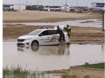O mașină de Poliție s-a împotmolit pe o plajă din Constanța, iar imaginile au ajuns viral (Video)