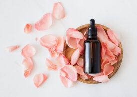5 beneficii surprinzătoare ale uleiului de trandafir pentru piele și păr