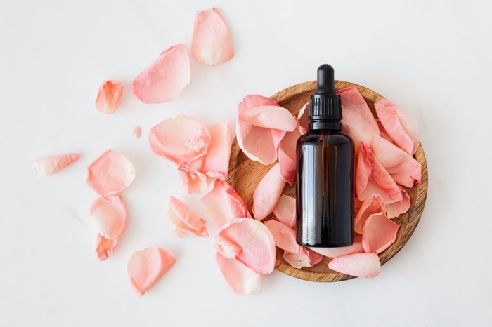 5 beneficii surprinzătoare ale uleiului de trandafir pentru piele și păr