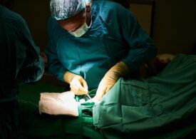 Un chirurg de la Institutul Oncologic București, suspectat că a uitat o compresă într-o pacientă, care ulterior a murit