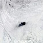 O gaură misterioasă, de mărimea Elveției, se formează în același loc în Antarctica, iar acum oamenii de știință au găsit o explicație