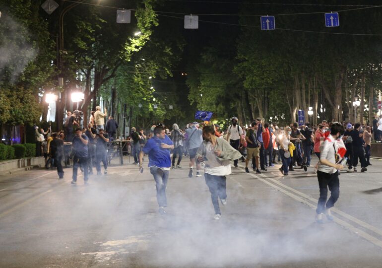 Noi proteste violente în Georgia, după adoptarea ”legii ruse” a agenților străini - Poliția a folosit tunuri de apă și gaze lacrimogene