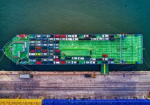 Porturile din Europa devin uriașe parcări pentru mașinile din China, care stau blocate și câte un an (Foto)