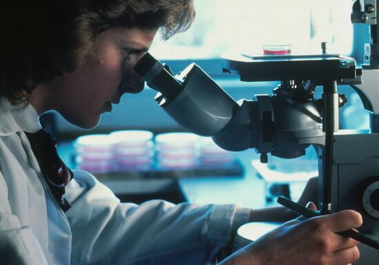 Pietrele la rinichi, mai mult decât simple cristale: ce au descoperit cercetătorii în interiorul lor răstoarnă teorii vechi de zeci de ani