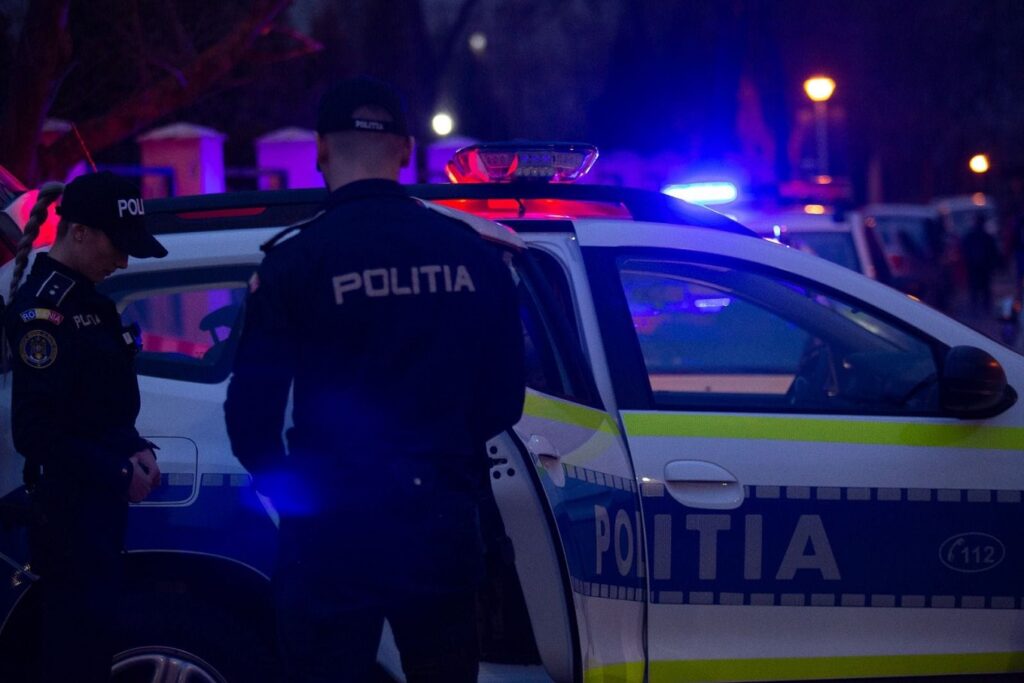 Adolescent fără permis pe o motocicletă neînregistrată, prins în București după ce a lovit o mașină de Poliție și a fugit