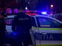 Adolescent fără permis pe o motocicletă neînregistrată, prins în București după ce a lovit o mașină de Poliție și a fugit