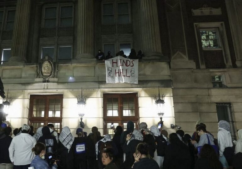 Imagini impresionante din New York, unde Poliția a luat cu asalt o clădire a Universității Columbia și a arestat zeci de studenți protestatari (Video)