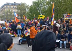 Tibetanii protestează la Paris: Țara drepturilor omului primește un dictator (Video)