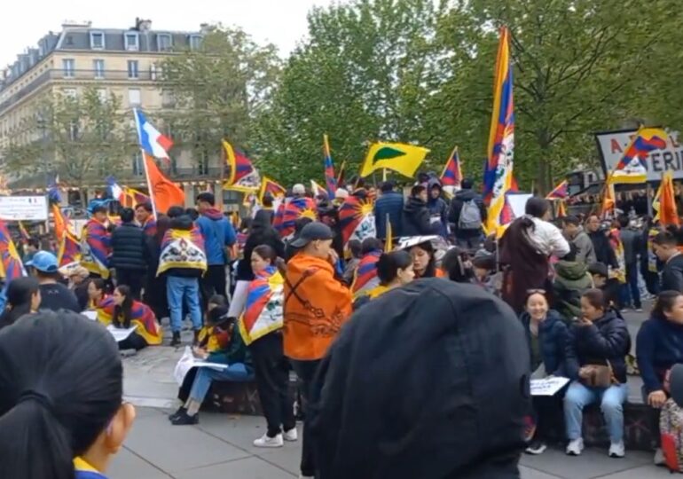 Tibetanii protestează la Paris: Țara drepturilor omului primește un dictator (Video)