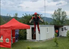 Premieră în România: Salvamontiștii au testat un rucsac zburător. Traseu de 90 de minute, parcurs în 2 minute (Video)