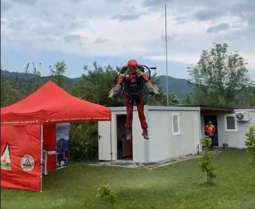 Premieră în România: Salvamontiștii au testat un rucsac zburător. Traseu de 90 de minute, parcurs în 2 minute (Video)