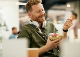 4 idei de prânzuri ușoare și accesibile pe care le poți lua la birou