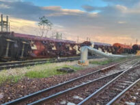 Tren răsturnat de o tornadă în Italia: 7 vagoane au fost aruncate de pe linie (Video)