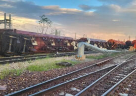 Tren răsturnat de o tornadă în Italia: 7 vagoane au fost aruncate de pe linie (Video)