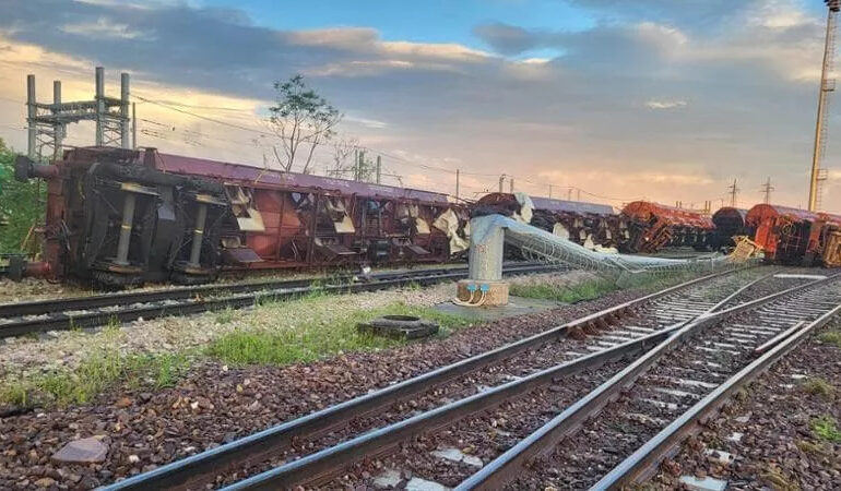 Tren răsturnat de o tornadă în Italia: 7 vagoane au fost aruncate de pe linie (Video)