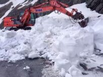 Zăpadă de trei metri pe Transfăgărășan. Când ar putea fi redeschis traficul (Video)