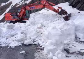 Zăpadă de trei metri pe Transfăgărășan. Când ar putea fi redeschis traficul (Video)