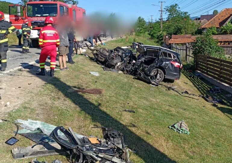 Accident grav în Vâlcea: Un șofer a murit după ce a intrat în plin într-un autobuz cu 51 de copii. A fost activat planul roșu de intervenție