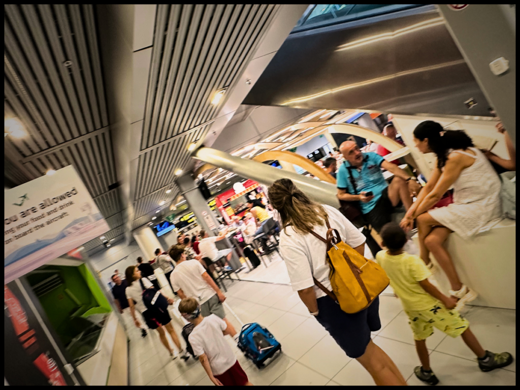 Trafic aerian în condiții de iarnă pe aeroporturile din București. Zborurile nu sunt anulate, dar pot apărea întârzieri