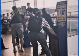 Abuz asupra călătorilor: Cum se măsoară o valiză pe aeroportul din Birmingham la o cursă Ryanair spre București - <span style="color:#990000;">Video exclusiv</span>