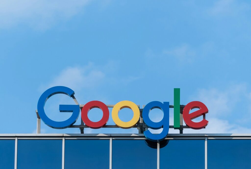 Comisia Europeană amendează Google cu o sumă uriașă. Trump amenință cu represalii