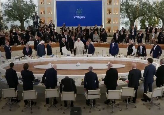 Papa, discurs la G7: Mașinile nu ar trebui să poată decide niciodată dacă ființele umane trăiesc sau mor