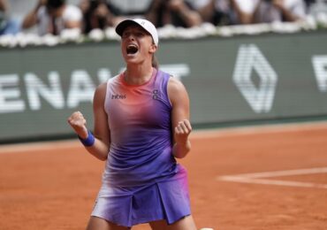 Iga Swiatek se califică în turul trei la Roland Garros