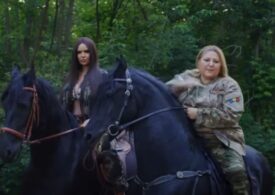Diana Șoșoacă a apărut în TAZ: Sus pe cal, în uniformă de camuflaj