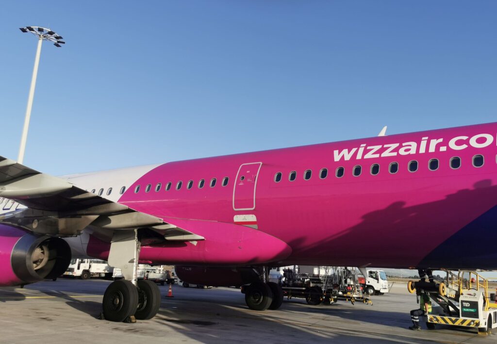 Imaginile zilei: Doi români care aleargă pe pistă după avion (Video)