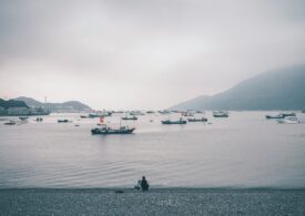 O flotă de vase de pescuit a devenit o pacoste la nivel internațional, iar China nu recunoaște că o folosește (Video)