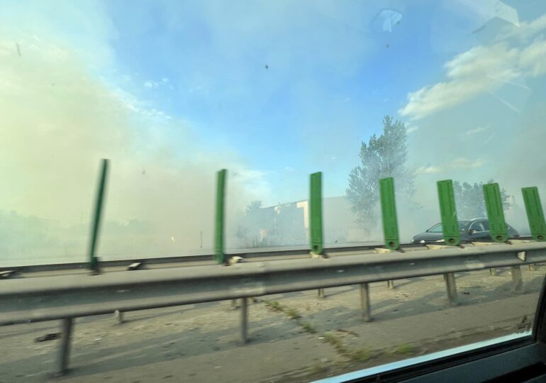 Incendiu puternic lângă Autostrada Soarelui. Trafic oprit pe ambele sensuri, nici trenurile nu circulă (Foto) <span style="color:#990000;">UPDATE</span>