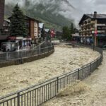 Inundații devastatoare în Elveția: 3 oameni sunt dați dispăruți după o ploaie care cade o dată la 30 de ani (Video)