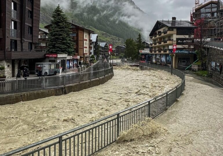 Inundații devastatoare în Elveția: 3 oameni sunt dați dispăruți după o ploaie care cade o dată la 30 de ani (Video)