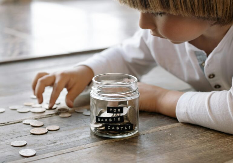 Educația financiară, un transfer de mentalitate: Ce îi învățăm pe cei mici despre bani