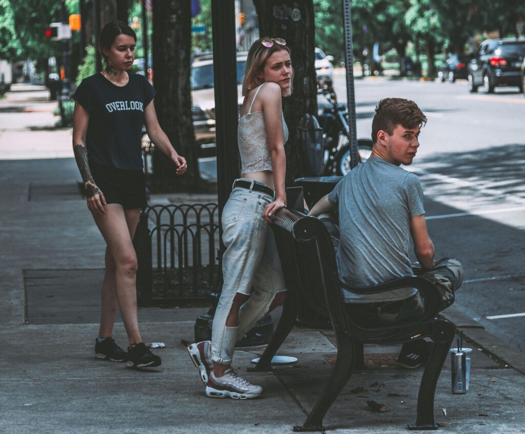 Adolescenții cer mai puțină presiune la școală și mai mult sprijin emoțional. Aproape un sfert spun că adulții îi ascultă rar sau deloc