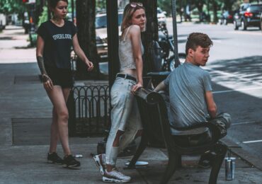 Adolescenții cer mai puțină presiune la școală și mai mult sprijin emoțional. Aproape un sfert spun că adulții îi ascultă rar sau deloc