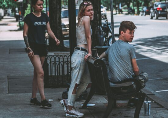 Adolescenții cer mai puțină presiune la școală și mai mult sprijin emoțional. Aproape un sfert spun că adulții îi ascultă rar sau deloc