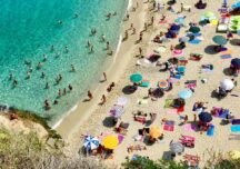 Italienii își vor nisipul înapoi: Cele mai șic plaje, concesionate unor personalități, invadate