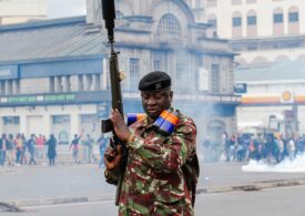 Kenya: Protestatarii au luat cu asalt Parlamentul. Poliția a deschis focul, sunt cadavre pe străzi (Video)