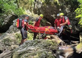 Un turist a căzut peste 10 metri, în Canionul Tamina