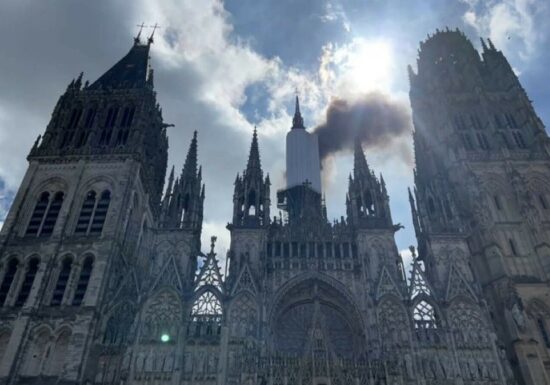 Turnul catedralei din Rouen a luat foc: Scena amintește de dezastrul de la Notre-Dame (Video)