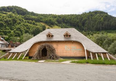 Cum arată centrul de vizitare „Casa Castorului”, realizat cu fonduri UE de Conservation Carpathia