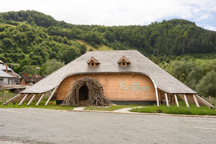 Cum arată centrul de vizitare „Casa Castorului”, realizat cu fonduri UE de Conservation Carpathia