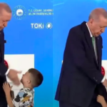 Erdogan a pălmuit un băiat care nu i-a sărutat mâna (Video)