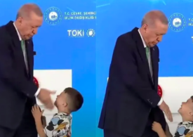 Erdogan a pălmuit un băiat care nu i-a sărutat mâna (Video)